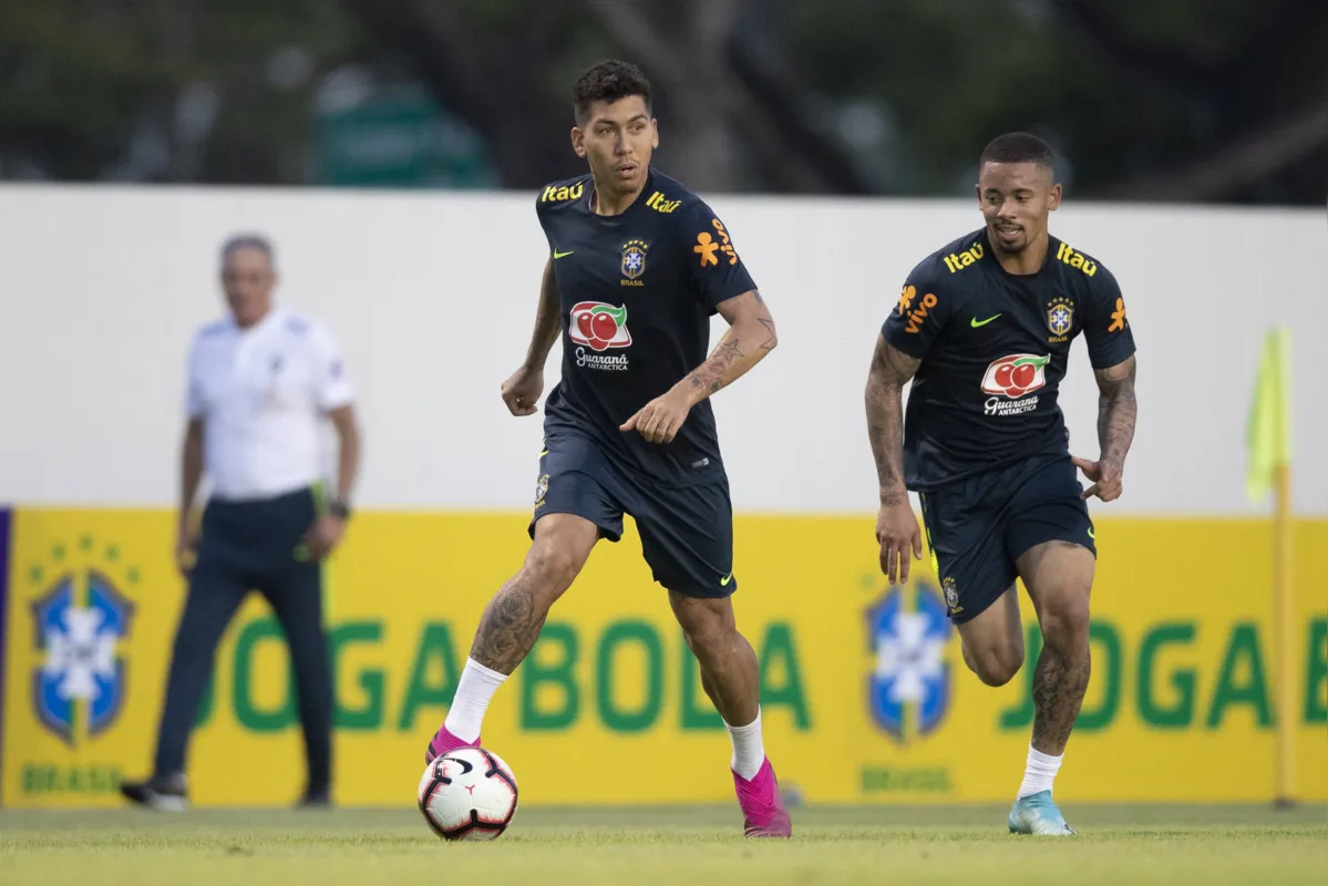 Rivais na Inglaterra, Roberto Firmino e Gabriel Jesus estão no quarteto ofensivo que Tite deve escalar contra Senegal