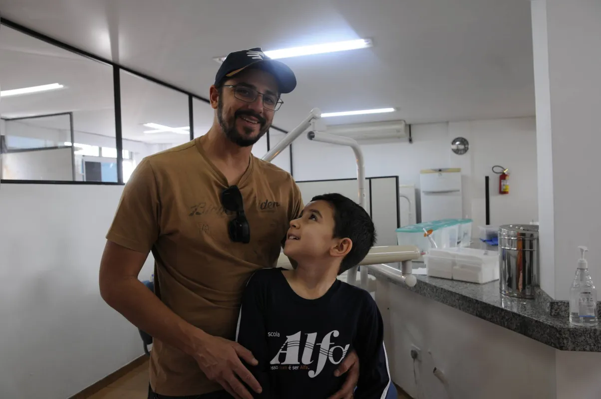 Ivan Santos  com o filho Isaque: "Cuidar dos dentes é uma questão de saúde"