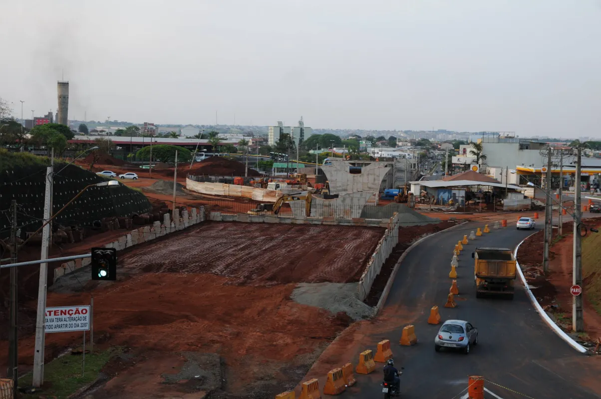Semáforo foi recolocado para controlar parte do fluxo de veículos
