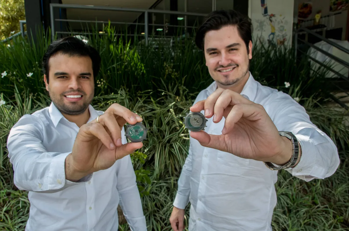 Os sócios Glauber Dias e Armando Junior criaram o “beacon”: turista recebe informações sobre o estabelecimento de forma instantânea