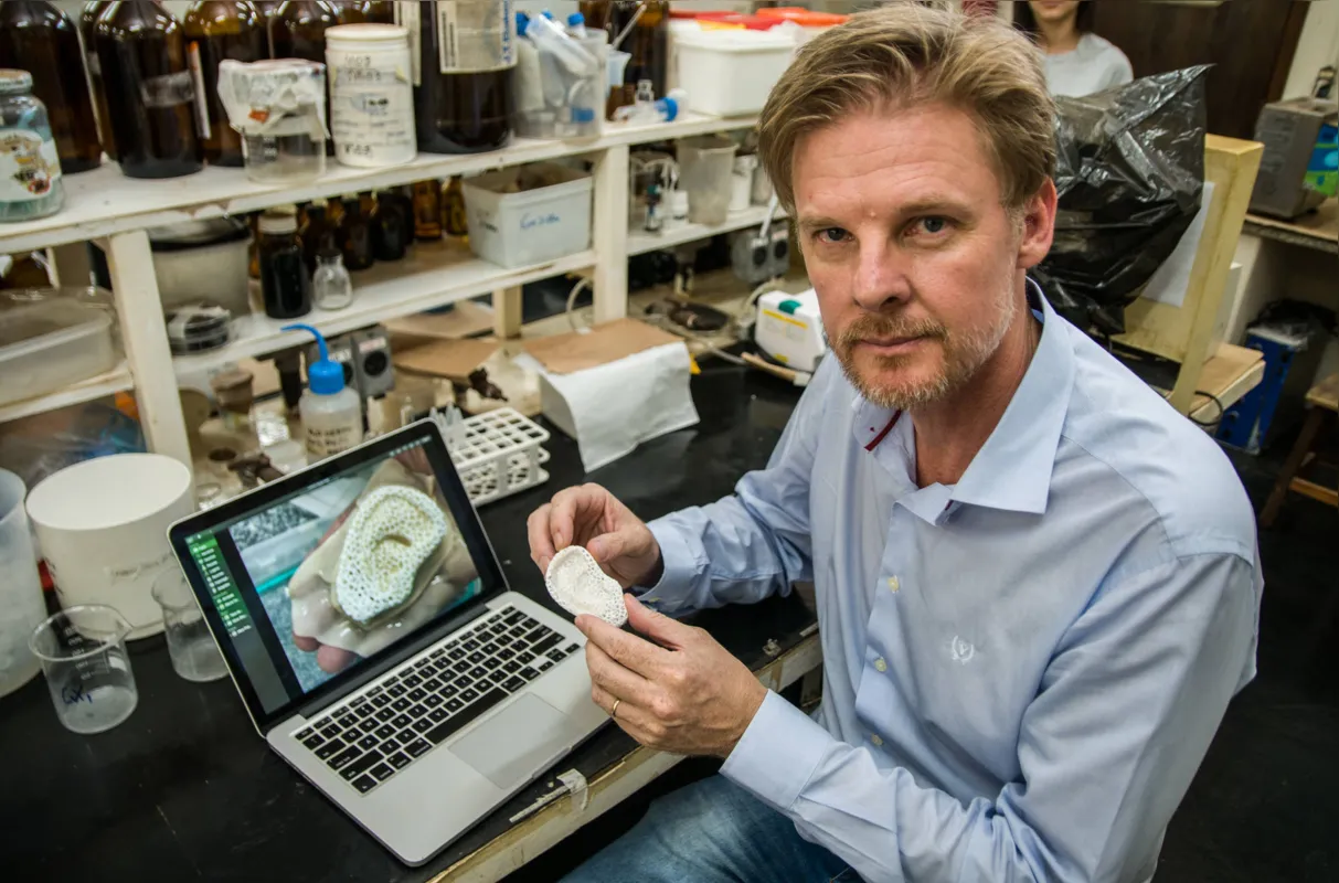 Professor Cesar Tischer explica que futuramente esse biofilme pode ser utilizado na recuperação de ossos e cartilagens 