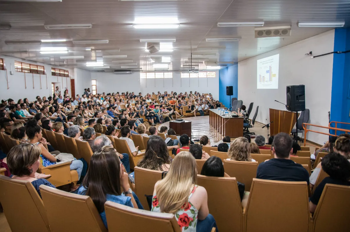 Professores, alunos e dirigentes debatem impactos do corte de bolsas na instituição