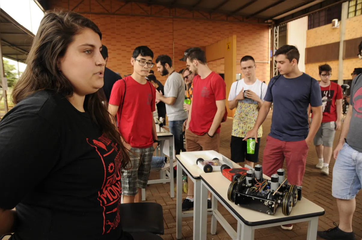 Beatriz Figueiredo, 22, : “Pretendemos trabalhar e desenvolver mais o controle de automação para participar de competições de robôs destrutíveis”.