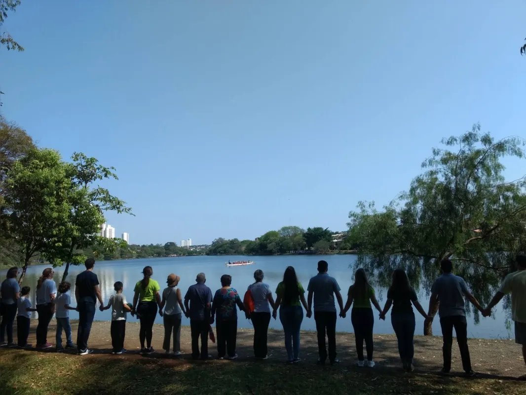 'Abraço no Lago' pede paz para Londrina