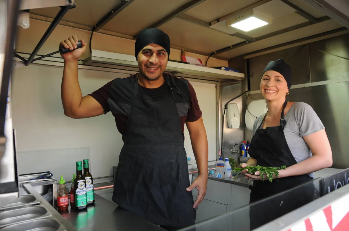 O administrador Lucas Almeida, 31, e a profissional de marketing Tatiana Moreira, 34,  estudaram sobre gastronomia e gestão para montar um food truck de pizza