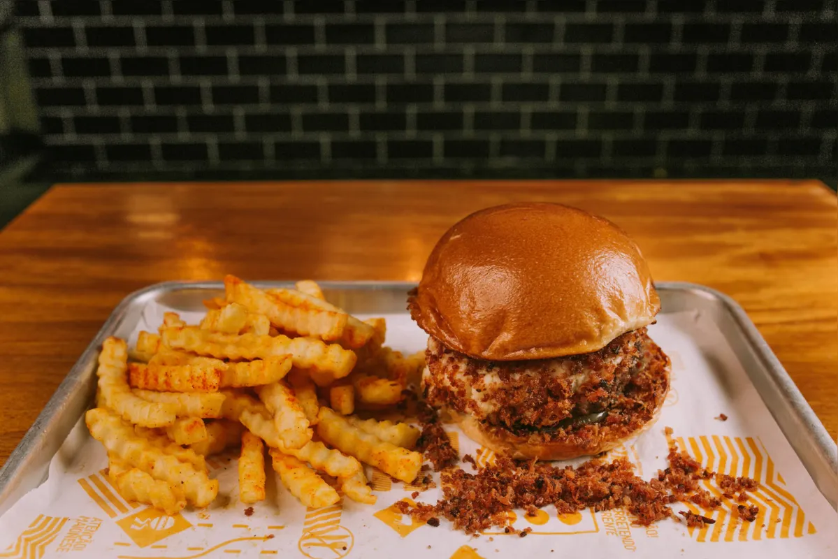 Metropolitan Burger: oferecido numa bandeja farta, corresponde ao desejo de servir bem