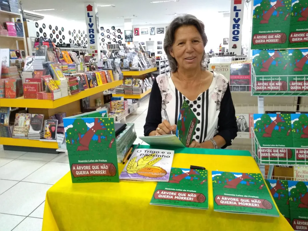 Noemia durante promoção de seu livro "A Árvore que Não Queria Morrer": ela quer que as crianças recebam e repassem valores
