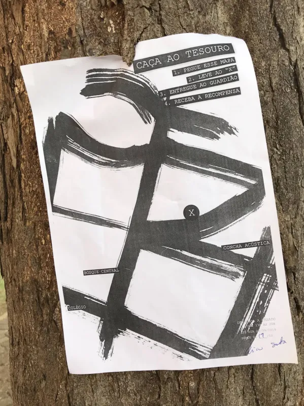 O 'mapa do tesouro' está  colado nas árvores da cidade, estimulando as pessoas a participarem da brincadeira: quem encontrá-lo ganha a escultura 