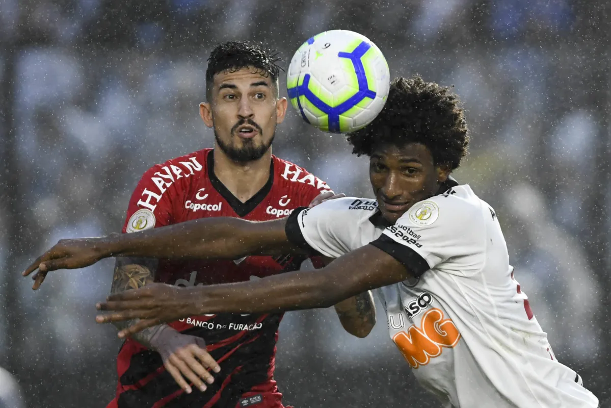 Imagem ilustrativa da imagem Vasco busca empate com Athletico-PR em São Januário