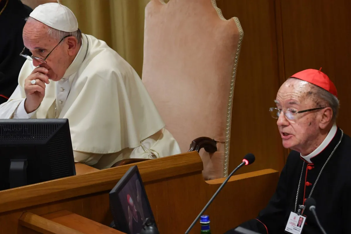Dom Cláudio Hummes e o papa Francisco durante apresentação de temas no evento no Vaticano 