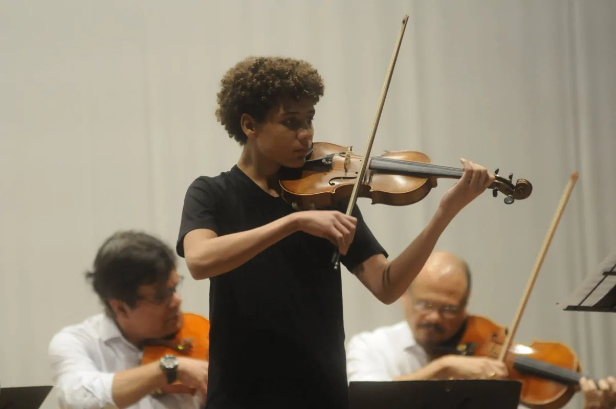  O violinista Marcos Vinícius Santana, 14, se apresentou com a Orquestra de Câmara Solistas de Londrina: “Eu comecei escutando meu pai desde criança, tinha cinco anos e fui gostando”