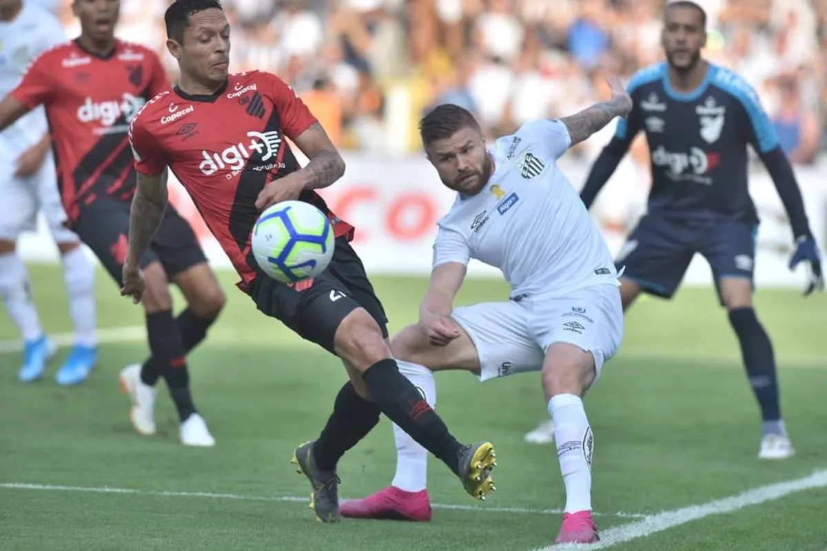 Jogo entre Athletico-PR e Santos no Brasileirão. 