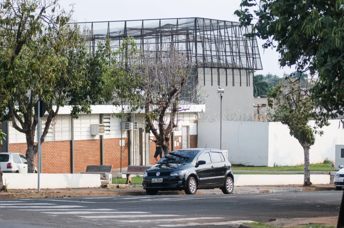 A Delegacia de Ibiporã fica na esquina de uma avenida movimentada, próxima a escola, supermercado e farmácia: apreensão 