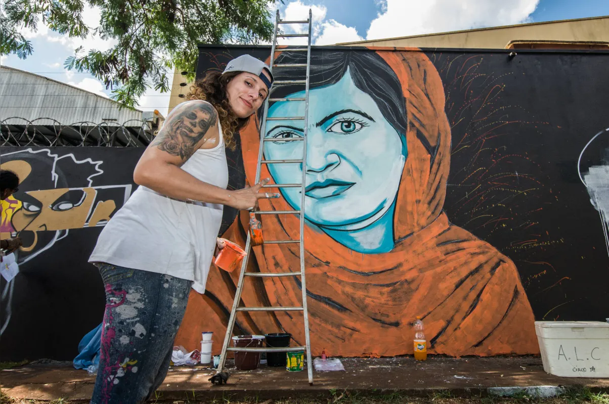 Mulheres em ação: Joyce de Sousa grafitou a líder feminista Malala
