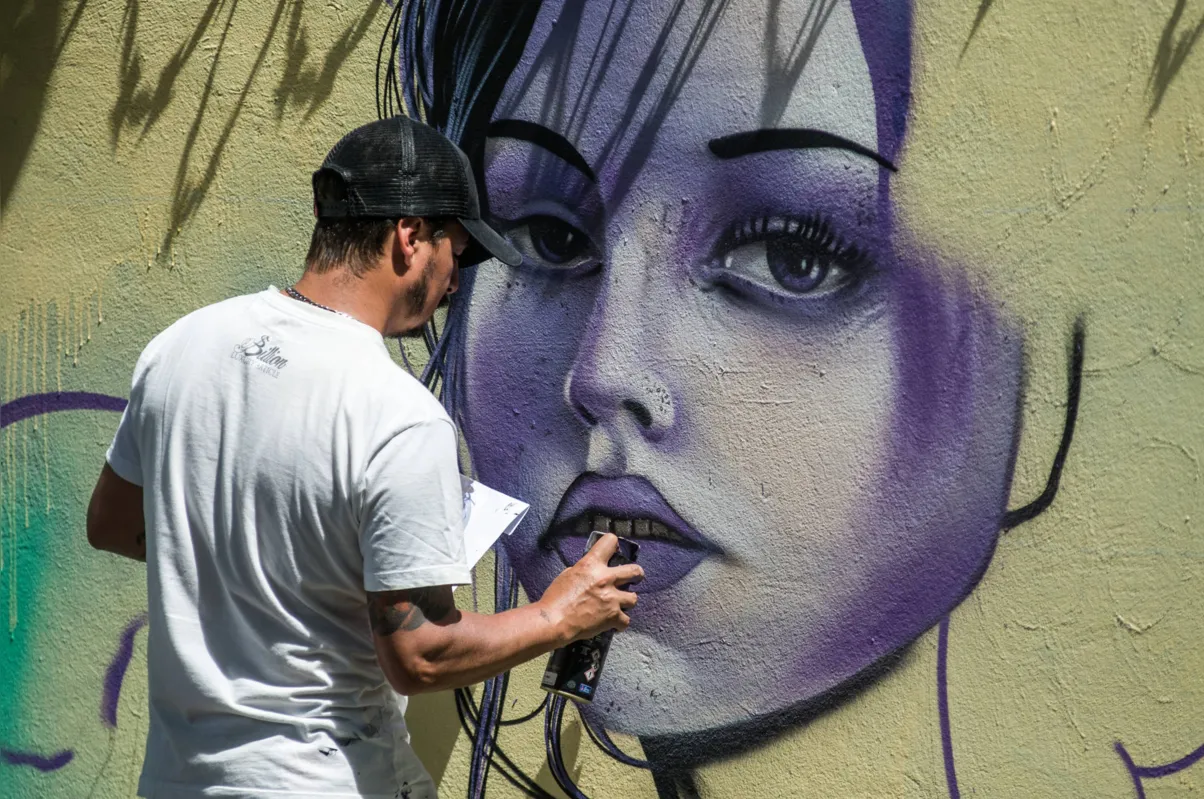 Festival de Grafitti que começou na avenida Saul Elkink vai terminar domingo no muro do Cemitério São Pedro