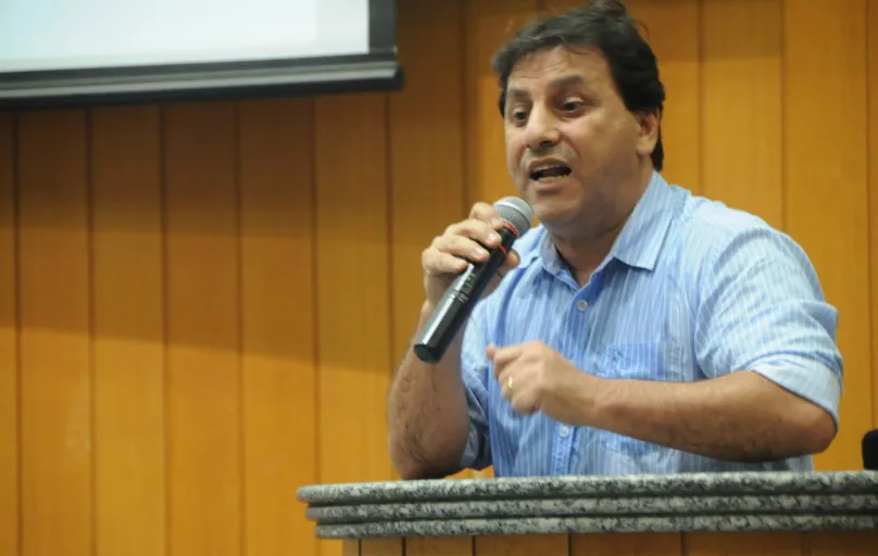 Jamil Janene (PP) discursa com a camisa molhada em audiência pública na Câmara de Londrina