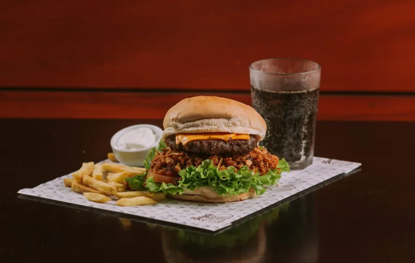 Combo Sr. Burger: hambúguer de 150 gr e muito recheio servido com fritas e refrigerante