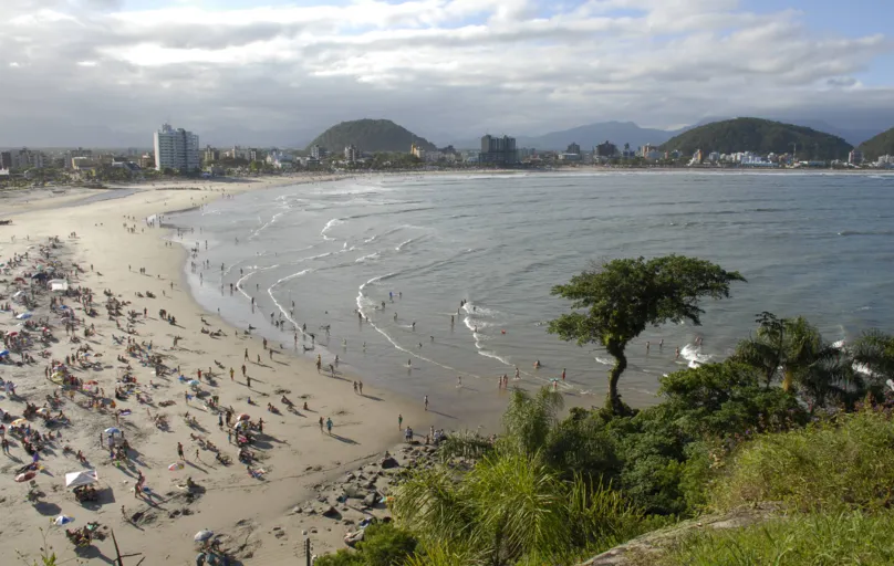 Guaratuba, no litoral paranaense, tem uma vítima fatal de afogamento e um turista desaparecido após entrar no mar