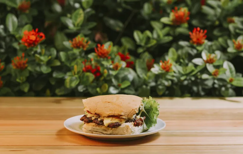 Cheese Burger Especial: hambúguer artesanal, bacon e molho da casa