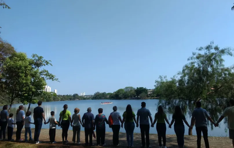 'Abraço no Lago' pede paz para Londrina