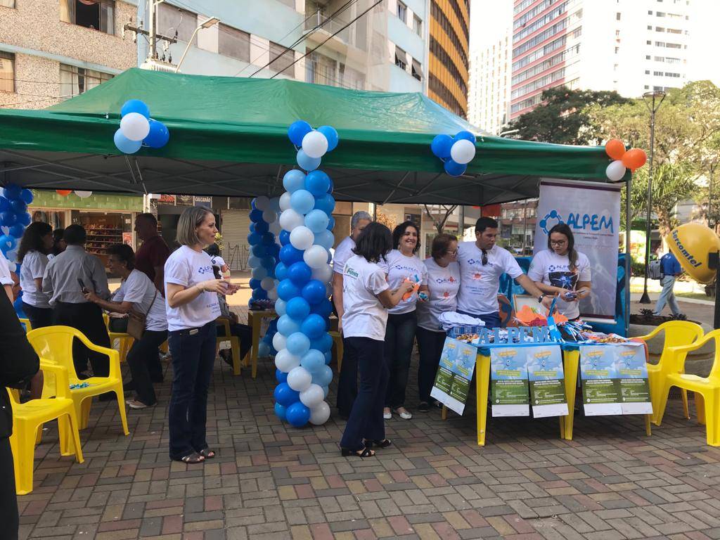 Voluntários da Alpem distribuem panfletos e conversam com a população