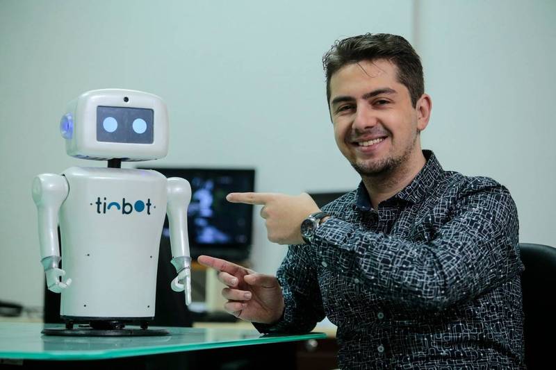 Robô maringaense Tinbot já apareceu na TV e conquistou simpatia do CEO da Polishop