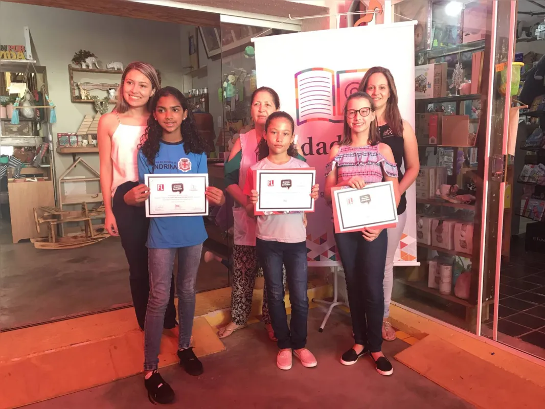 Alunas premiadas com suas professoras: tema da redação do concurso Pequeno Jornalista enfoca a importância da leitura 