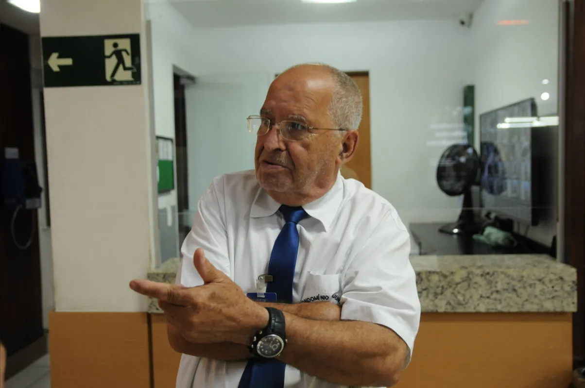 O porteiro Alcides Cândido de Souza: "Vou arrumar o sofá, comprar geladeira e fogão"