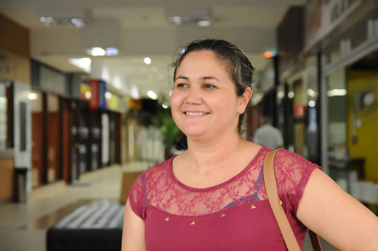 A copeira Marilene da Silva:  “Estou terminando de trocar o piso da minha casa"