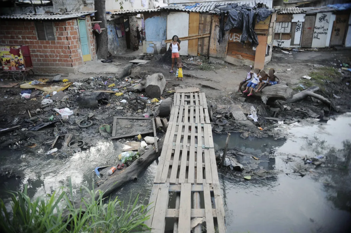 Falta de saneamento básico é um dos problemas enfrentados pelas crianças e jovens do País