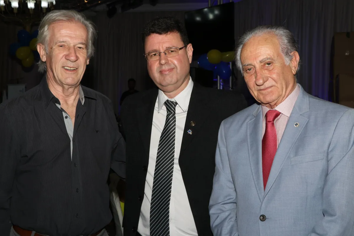 O presidente Cezar Nascimento ladeado pelos fundadores  do clube, Enio Sehn e Romeu Curi  