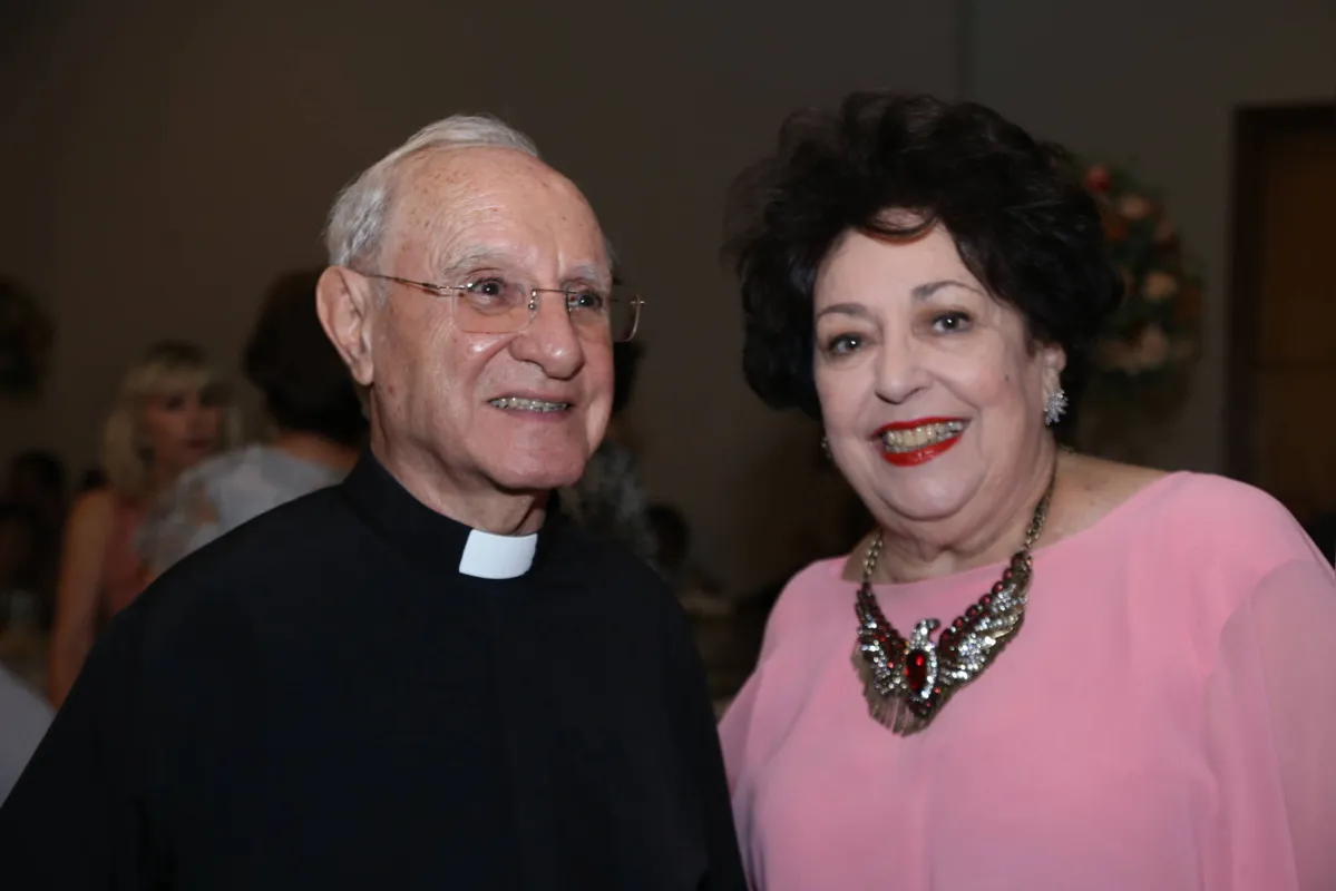 O aniversariante monsenhor Bernardo Gafá com a sua grande amiga Marta Cruz