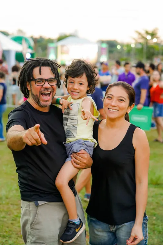 O casal Tonho Costa e Karina Ida com o filho Antônio