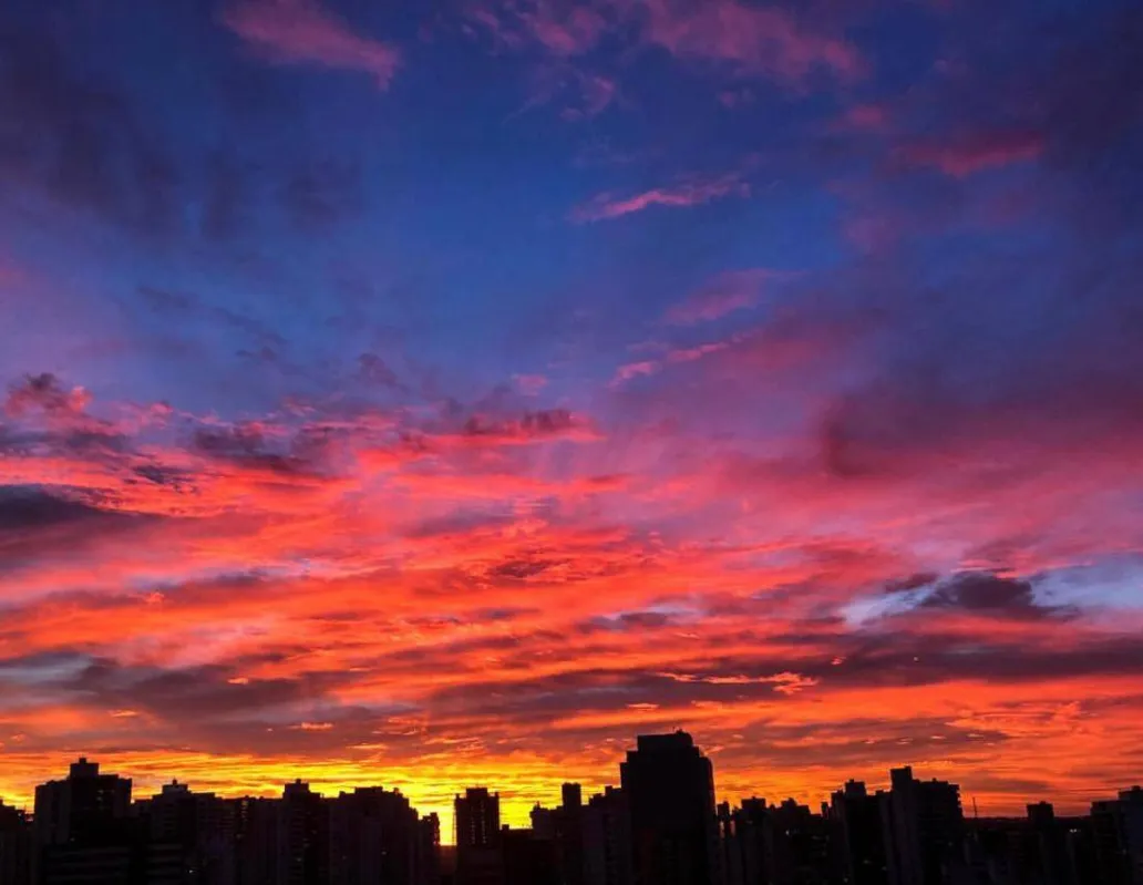 Imagem ilustrativa da imagem A CIDADE FALA - CÉU MARAVILHOSO