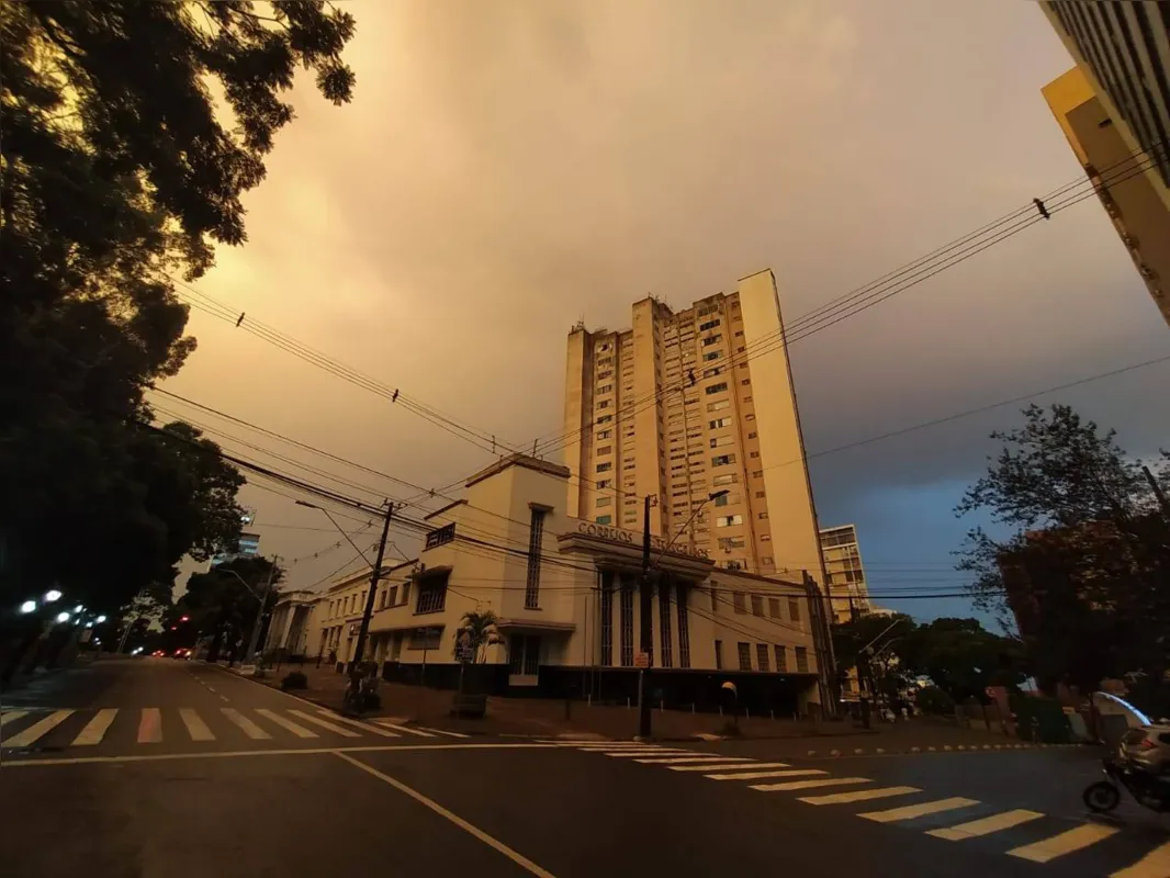 Imagem ilustrativa da imagem A CIDADE FALA - Cotidiano em tom sépia