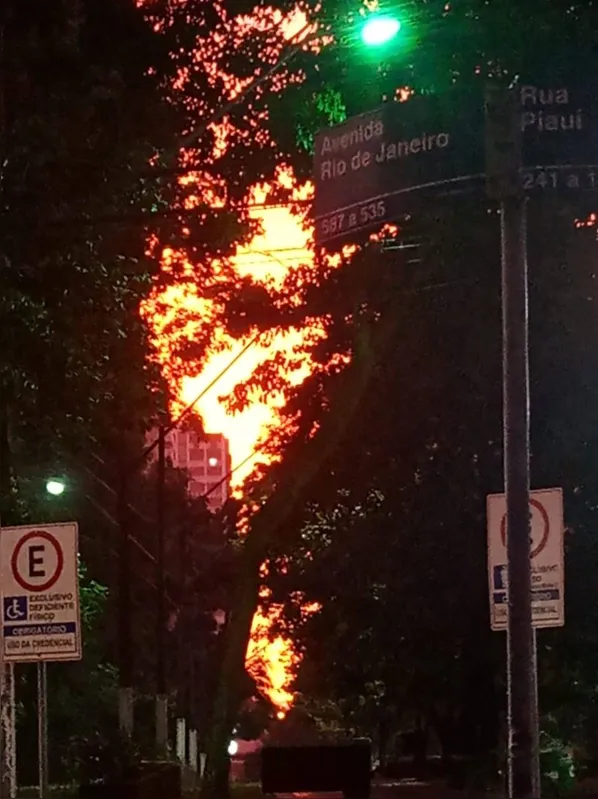 Imagem ilustrativa da imagem A CIDADE FALA - Uma fenda de luz