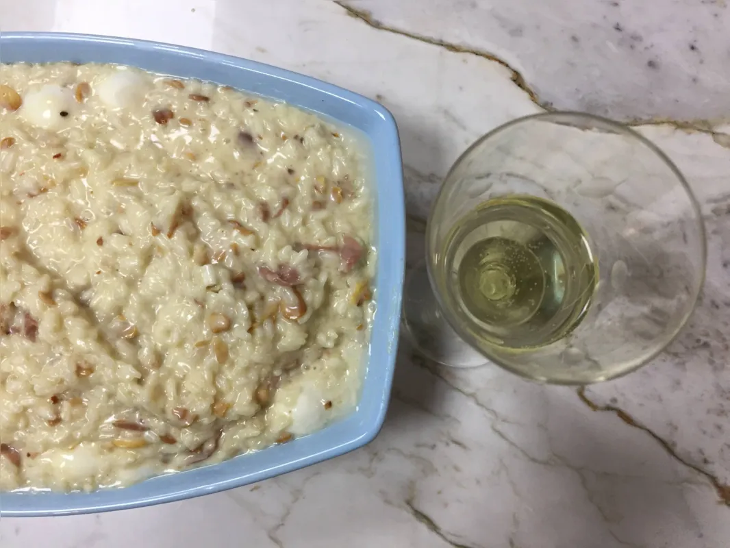 Risoto à moda da casa: queijo brie com presunto parma, lascas de amêndoas torradas e mussarela de búfala