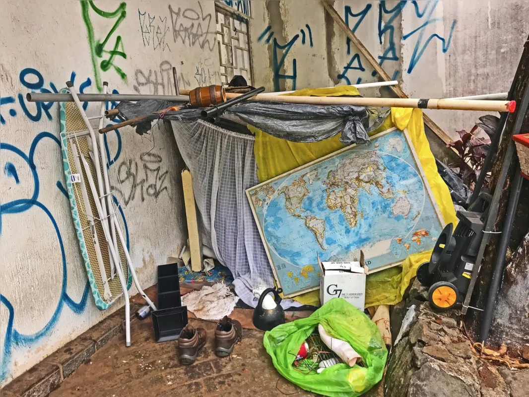 1. o sapato à porta, para não sujar o interior da moradia; 