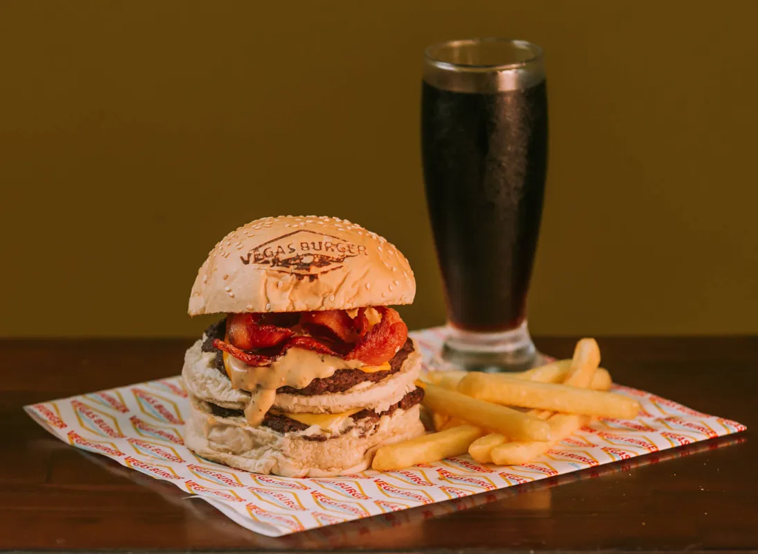 Vegas Burger Duplo Bacon: um dos preferidos da clientela com hambúrgueres que somam 280 gr
