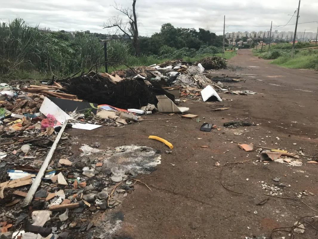 No jardim Padovani, além do descarte ilegal, a queima do lixo também incomoda