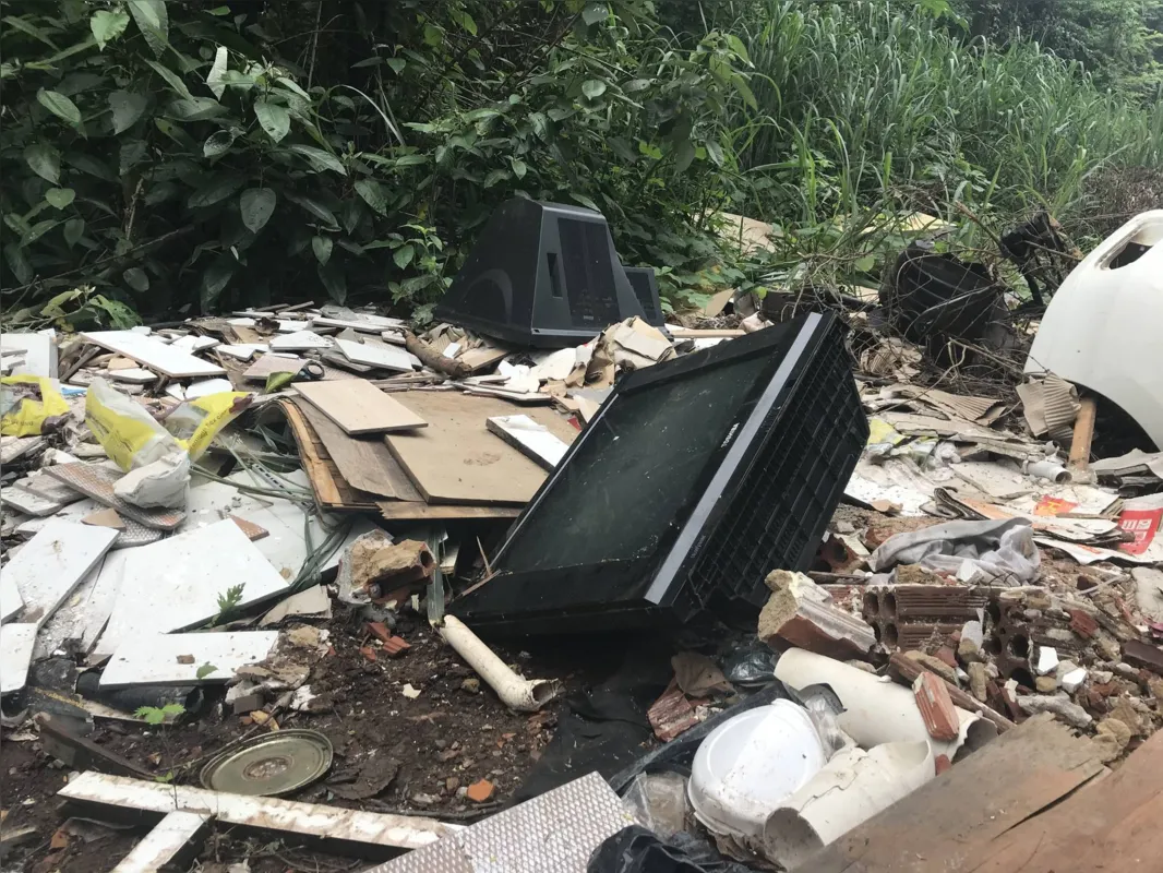 Estrada da Pedreira, entre o Jamile Dequech e Cafezal: percurso poluído