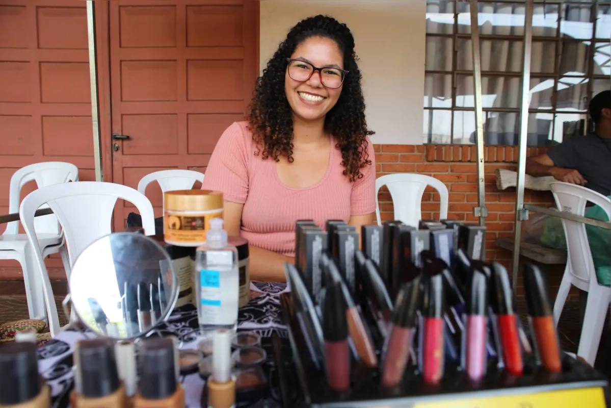 “Muitas mulheres vinham me falar que não gostavam de maquiagem, mas porque não existiam produtos para a pele delas”, relata a revendedora Maria Júlia Gomes