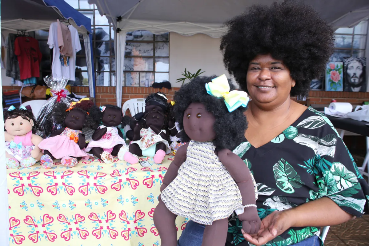A artesã Luciane dos Santos produz bonecas negras de pano para trabalhar racismo com crianças