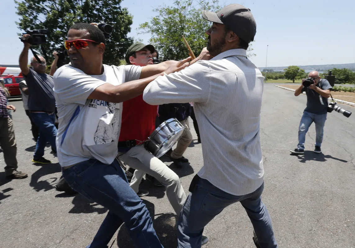 Houve um princípio de confusão com os manifestantes, que xingaram os partidários de Guaidó 