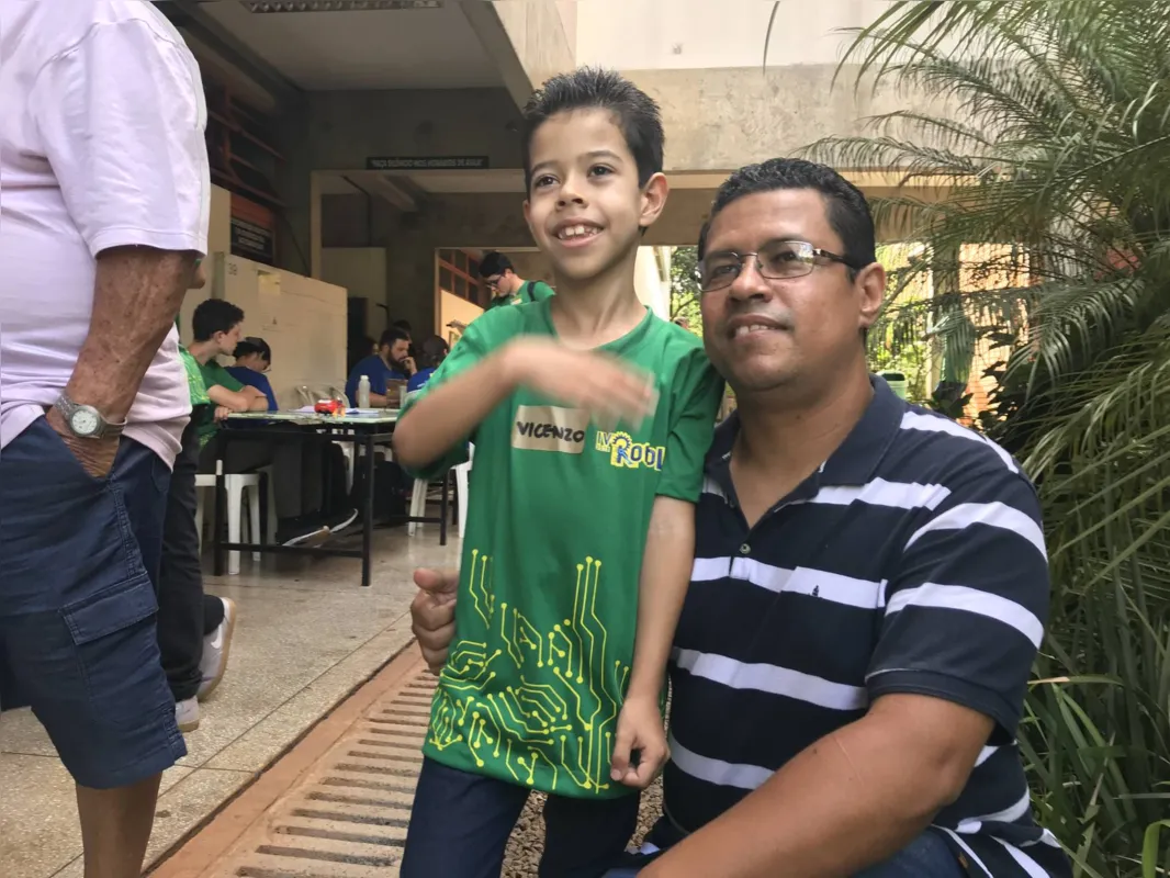 Vicenzo com o pai Clóvis Silva: “Quero ser como meu pai, porque ele desmonta as coisas” 