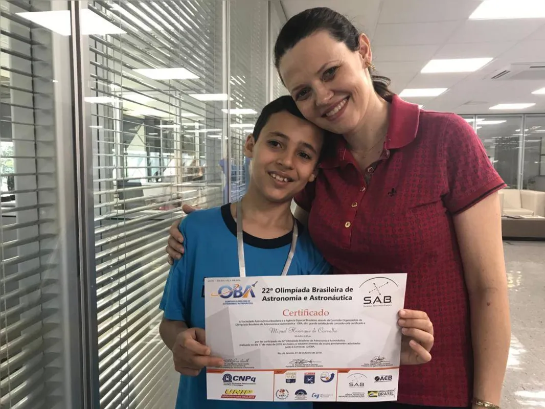 Miguel Henrique de Carvalho recebeu medalha de prata e pretende, com incentivo da mãe, Jaqueline de Carvalho, ser um astronauta