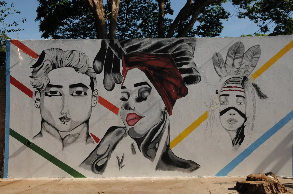 Imagem ilustrativa da imagem Alunos pintam muros de colégio de Londrina com temática afro