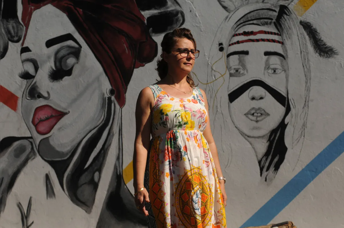 A docente Verginia Gibellato cuidou da arte dos muros externos: "Importante para a autoestima"