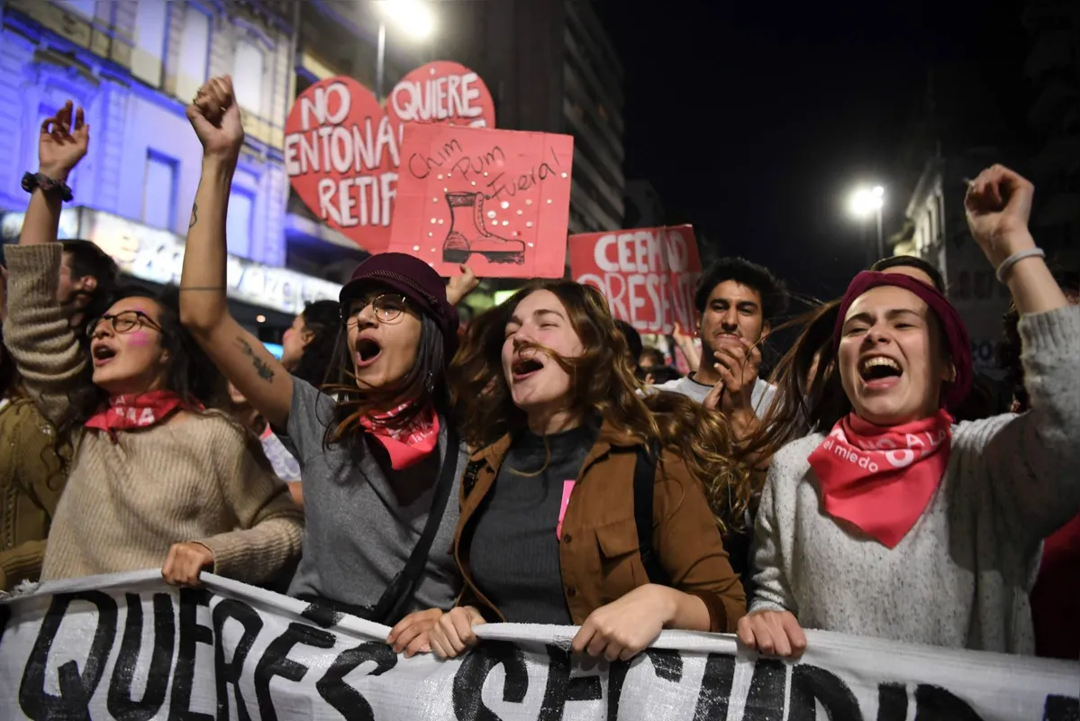 Uruguaios protestam nas ruas de Montevidéu em apoio às revoltas nos países vizinhos. Especialistas comentam a indiferença dos brasileiros com a pauta política da America do Sul 
