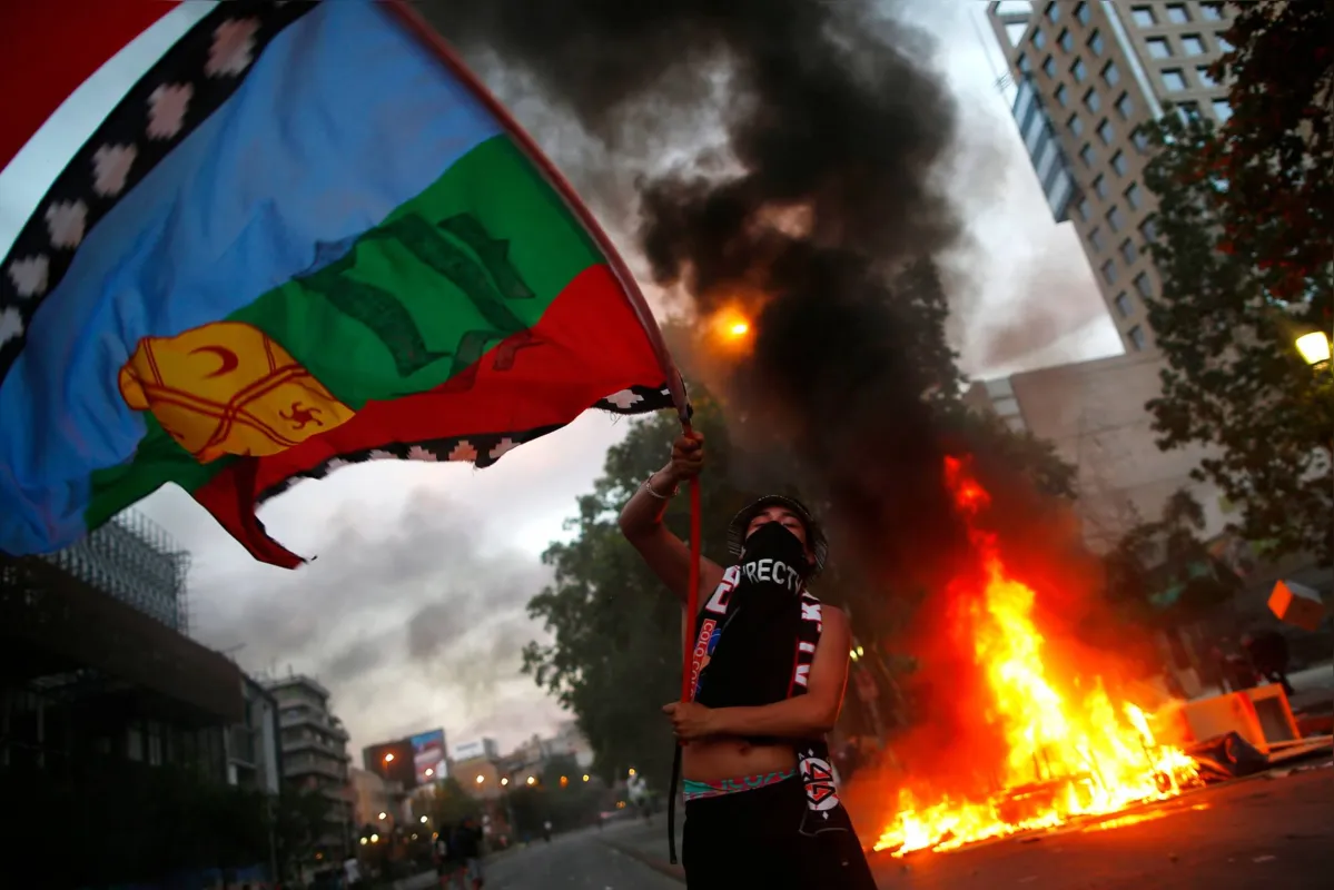 Chilenos hasteiam bandeira Mapuche. País registrou os protestos mais violentos que resultaram em 20 mortos e centenas de feridos